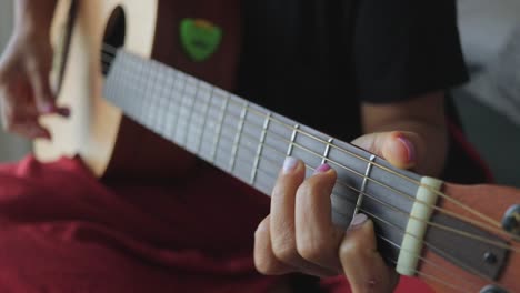 Ein-Angehender-Musiker-übt-Zu-Hause-Gitarre-Zu-Spielen