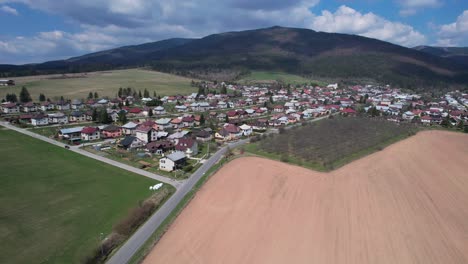 Luftaufnahme-Eines-Idyllischen-Dorfes,-Von-Straßen-Und-Landwirtschaftlichen-Feldern,-Drohnenaufnahme