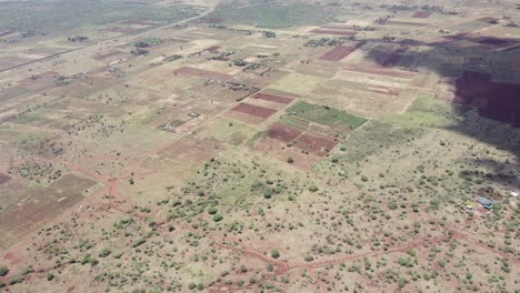 Subdivisión-De-Tierras-Agrícolas-En-La-Zona-Desértica-De-Loitokitok,-Kenia,-Ladera-Del-Kilimanjaro