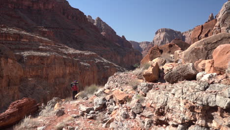 Wanderin,-Die-Auf-Einer-Klippe-Im-Grand-Canyon-Nationalpark,-Arizona,-USA,-In-Zeitlupe-Läuft