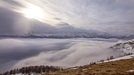 Langzeitbelichtungszeitraffer-Eines-Tiefliegenden-Nebels-In-Einem-Tal-Unterhalb-Der-Berge