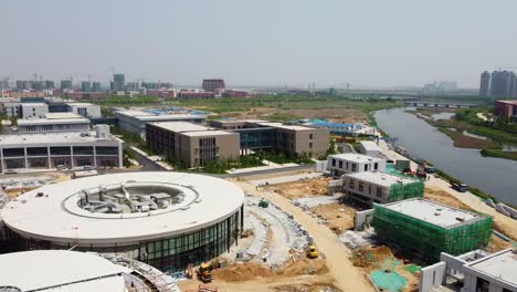 Weihai-Olympisches-Zentrum,-Hotelabschnitt,-Bauantenne,-Vorwärtsdrehender-Dolly-–-Neuer-Bezirk-Nanhai,-China