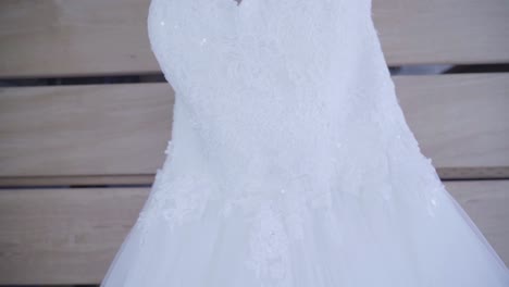 Wunderschönes-Weißes-Hochzeitskleid.-Neigung