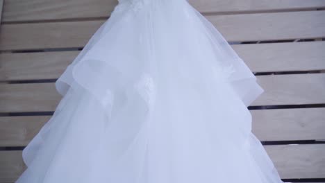 Wunderschönes-Weißes-Hochzeitskleid,-Das-An-Einem-Haken-Hängt
