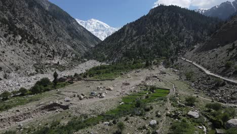 Tierras-Altas-Del-Norte-De-Pakistán,-Vista-Aérea-Del-Valle-De-Los-Prados-De-Hadas-Bajo-Los-Picos-Nevados-De-Las-Montañas