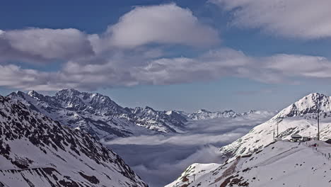 Die-Majestätische-Schönheit-Der-Tiroler-Alpen-Im-Winter,-Wenn-Sie-Unter-Einer-Schneedecke-Funkeln