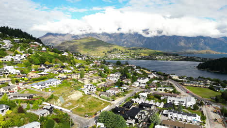 Scenic-aerial-panorama-of-Queenstown-by-Wakatipu-lake,-New-Zealand