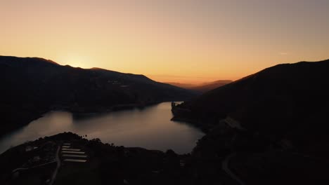 Atemberaubender-Sonnenaufgang-über-Dem-Canales-Stausee-In-Guejar,-Spanien-–-Luftvideo