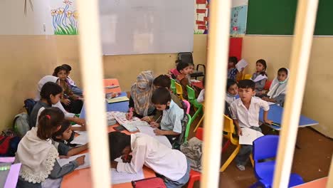 Schulkinder-Lernen-Im-Klassenzimmer-In-Karatschi,-Pakistan
