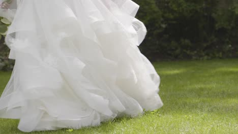 Braut-Dreht-Sich-Glücklich-In-Ihrem-Hochzeitskleid-Draußen