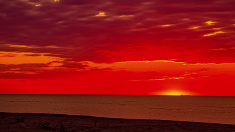 Wunderschöner,-Farbenfroher-Sonnenuntergang-Am-Meer-Mit-Dramatischen-Wolken-Und-Sonnenschein