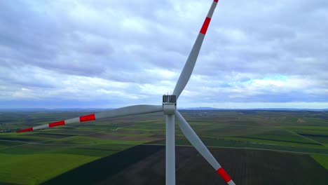 Nahaufnahme-Der-Rotierenden-Propeller-Einer-Windkraftanlage,-Die-Auf-Dem-Feld-Grüne-Energie-Erzeugen
