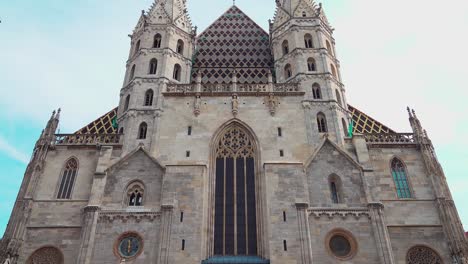 Zooming-in-on-St-Stephen's-Cathedral,-Vienna,-Austria,-the-seat-of-the-Archbishop-of-Vienna