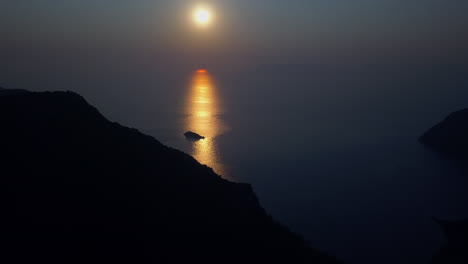 Bergrücken,-Der-Durch-Den-Sonnenuntergang-Mit-Dem-Goldenen-Orangefarbenen-Ozeansonnenstrahl-Silhouettiert-Wird