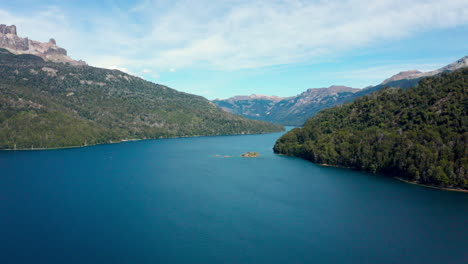 Agua,-Bosque-Y-Montañas-De-Los-Andes-En-Argentina,-Inclinación-Hacia-Arriba-Revela-Antena