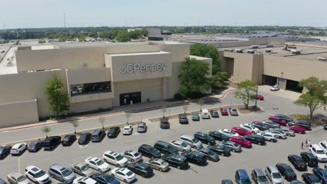 JCPenney-Kaufhaus-In-Belebtem-Einkaufszentrum-–-Filmische-Luftaufnahme-Im-Orbit