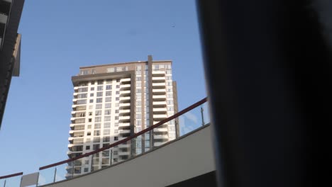 Mirando-Hacia-Arriba-Con-Una-Vista-Panorámica-Izquierda-Lenta-A-Través-Del-Poste-Y-El-Balcón-Con-Vista-A-Los-Apartamentos-Residenciales-Emaar-En-Karachi