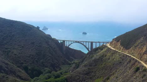 Bixby-Brücke-An-Der-Malerischen-Küstenlandschaft-Von-Big-Sur,-Kalifornien,-Aus-Der-Luft