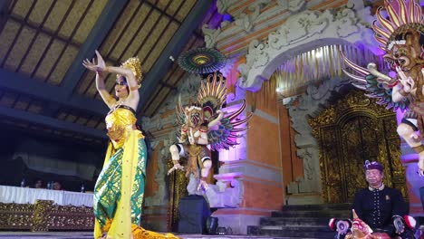 Schöne-Balinesische-Frau-Tanzt-Bali-Oleg-Tanz,-Indonesisches-Kunstmädchen-Führt-Traditionelle-Bewegungschoreografie-Mit-Händen-Und-Körper-Auf,-Farbenfrohes-Kostüm-Und-Schmuck