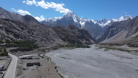 Luftaufnahme-Des-Hunza-Flusses-Und-Der-Ländlichen-Berglandschaft-Pakistans-Entlang-Der-Karakorum-Autobahn