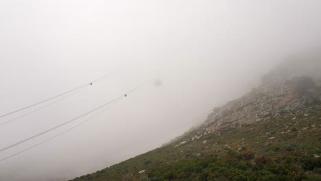 Die-Seilbahn-Verschwindet-Im-Nebel-Und-Fährt-Den-Tafelberg-In-Kapstadt-Hinauf