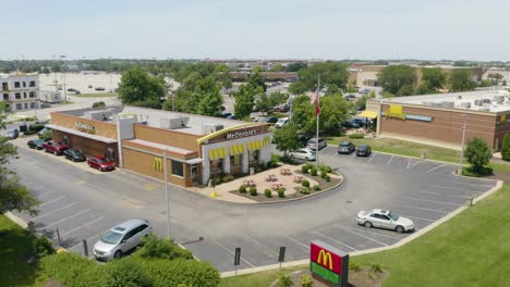 Drohne-Kreist-über-McDonald&#39;s-Fast-Food-Restaurant-Mit-Geschäftiger-Durchfahrt