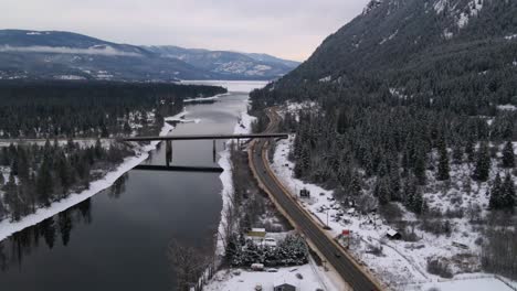 Majestätische-Flussüberquerung:-Sonnenuntergang-Am-Thompson-River-In-British-Columbia,-Während-Highway-1-Auf-Einer-Großen-Brücke-überquert,-Drohnenansicht
