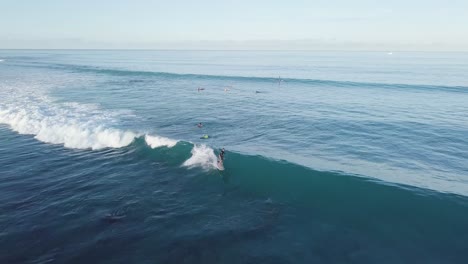 Surfer-Starten-Auf-Wunderschönen-Blauen-Wellen,-Die-Auf-Perfekten-Weißen-Schaum-Treffen