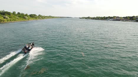Erkunden-Sie-Den-Fluss-Von-Detroit-Auf-Einem-Bassboot