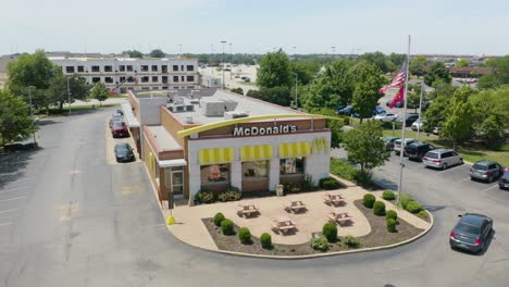 McDonald&#39;s-Fast-Food-Restaurant-–-Filmischer-Drohnenflug