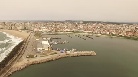 Luftaufnahme-Des-Meeres-In-Der-Stadt-Povoa-De-Varzim-Portugal