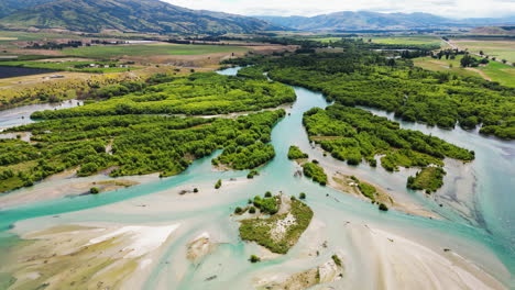 Clutha-River-Mit-Grüner-Vegetation-In-Der-Nähe-Des-Campingplatzes-Bendigo-Freedom-In-Neuseeland
