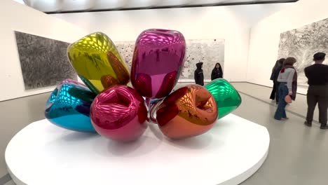 Tulips-sculpture-by-Jeff-Koons-at-the-Broad-museum-in-Los-Angeles,-California