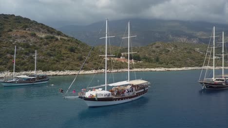 Male-tourist-dives-off-bow-of-liveaboard-tour-boat-in-Mediterranean