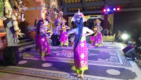Danza-Balinesa-Sekar-Jagat,-Chicas-Actuando-Con-Hermosos-Trajes-Femeninos,-Bali,-Bailarinas-De-Arte-Tradicional-De-Indonesia-En-El-Escenario-Cultural-Karangasem
