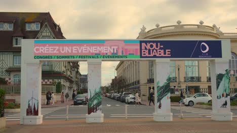 Eingang-Zum-International-Centre-Deauville-In-Der-Rue-Lucien-Barrier-In-Deauville,-Frankreich