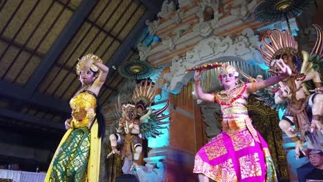 Bailarines-Balineses-Realizando-Danza-De-Cortejo,-Bali,-Indonesia,-Coreografía-De-Artistas-Masculinos-Y-Femeninos,-Oleg-Tamulilingan-En-El-Templo-Cultural-Karangasem