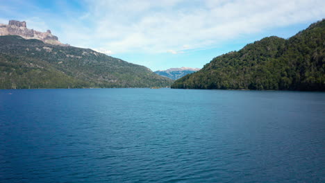 Blaues-Wasser-An-Grünen-Bewaldeten-Bergen-In-Argentinien,-Niedrige-Vorwärtsdrohne