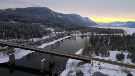 Highway-1-Und-Brücke-Inmitten-Der-Winterwunderlandschaft-Des-Thompson-River:-Drohnenaufnahmen