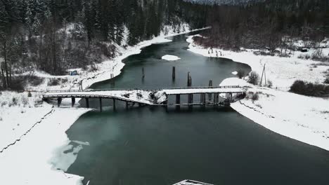 Drohnenflug-über-Die-Kaputte-Holzbrücke-über-Den-Adams-River