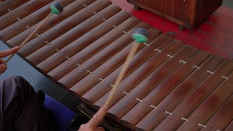 Close-up,-male-hands-playing-wooden-ranat-thai-xylophone-using-mallets,-Thailand