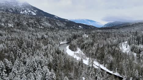 The-Winter-Wonderland-of-the-Adams-River:-An-Overcast-Sky,-Foggy-Mountains,-and-Evergreen-Forest