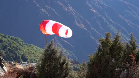 Ein-Windsack-Neben-Einem-Hubschrauberlandeplatz-In-Den-Bergen-Von-Nepal-Am-Namche-Basar