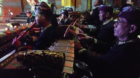 Gamelan-Musiker-Spielen-Traditionelle-Balinesische-Musik-Auf-Der-Bühne-Und-Spielen-Percussion-Metal-Musikinstrumente-Mit-Künstlern,-Die-Kulturelle-Balinesische-Kleidung-Tragen,-In-Karangasem,-Indonesien