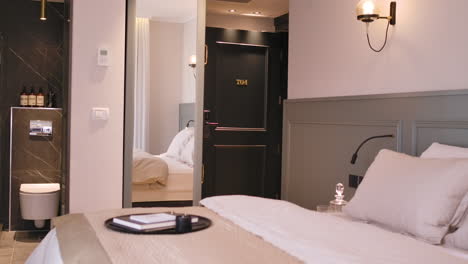 Elegantes-Hotelzimmer-Mit-Minimalistischem-Design-In-Hellen-Farben
