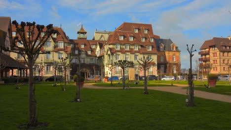 Vorderansicht-Des-Luxuriösen-Hotels-Barrier-Le-Normandy-In-Deauville,-Frankreich