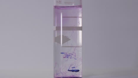 Die-Farbe-Wird-In-Ein-Mit-Wasser-Gefülltes-Glas-Getropft