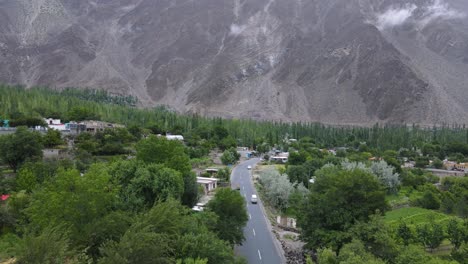 Vista-Aérea-Del-Pueblo-A-Lo-Largo-De-La-Autopista-Karakoram-En-El-Valle-De-Hunza,-Pakistán