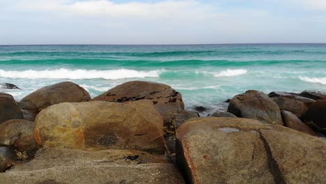 Rückansicht-Aus-Der-Luft,-Die-Felsen-An-Einem-Strand-Im-Wolkigen-Australien-Zeigt