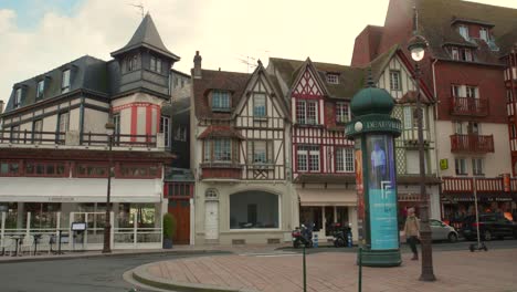 Típica-Fachada-De-Entramado-De-Madera-De-Arquitecturas-En-El-Centro-Histórico-De-La-Ciudad-De-Deauville,-Francia